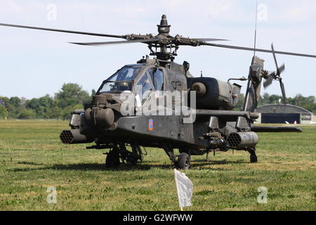 Pruszcz Gdanski, Polen 4. Juni 2016 Luftfahrtmesse in der 49. Air Base in Pruszcz Gdanski. Militärische Ausrüstung, Flugzeuge und Hubschrauber wurden auf der Messe gezeigt. Der wichtigste Punkt war die Landung von der US Air Force Boeing AH-64 Apache Hubschrauber (abgebildet) Credit: Michal Fludra/Alamy Live News Stockfoto