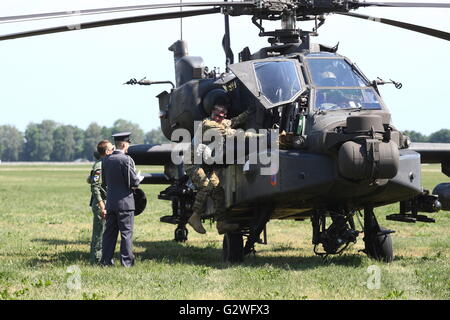 Pruszcz Gdanski, Polen 4. Juni 2016 Luftfahrtmesse in der 49. Air Base in Pruszcz Gdanski. Militärische Ausrüstung, Flugzeuge und Hubschrauber wurden auf der Messe gezeigt. Der wichtigste Punkt war die Landung von der US Air Force Boeing AH-64 Apache Hubschrauber (abgebildet) Credit: Michal Fludra/Alamy Live News Stockfoto