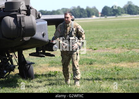 Pruszcz Gdanski, Polen 4. Juni 2016 Luftfahrtmesse in der 49. Air Base in Pruszcz Gdanski. Militärische Ausrüstung, Flugzeuge und Hubschrauber wurden auf der Messe gezeigt. Der wichtigste Punkt war die Landung von der US Air Force Boeing AH-64 Apache Hubschrauber (abgebildet) Credit: Michal Fludra/Alamy Live News Stockfoto
