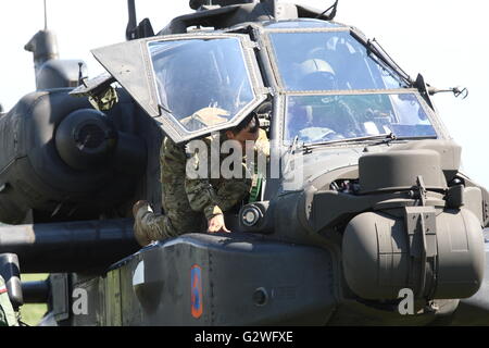 Pruszcz Gdanski, Polen 4. Juni 2016 Luftfahrtmesse in der 49. Air Base in Pruszcz Gdanski. Militärische Ausrüstung, Flugzeuge und Hubschrauber wurden auf der Messe gezeigt. Der wichtigste Punkt war die Landung von der US Air Force Boeing AH-64 Apache Hubschrauber (abgebildet) Credit: Michal Fludra/Alamy Live News Stockfoto