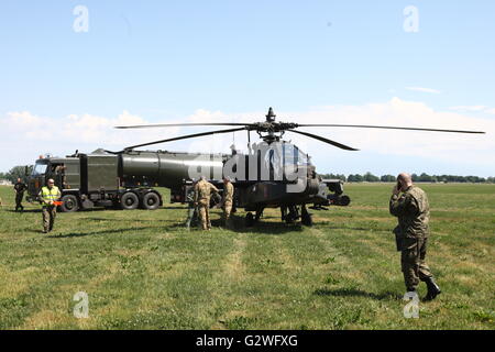 Pruszcz Gdanski, Polen 4. Juni 2016 Luftfahrtmesse in der 49. Air Base in Pruszcz Gdanski. Militärische Ausrüstung, Flugzeuge und Hubschrauber wurden auf der Messe gezeigt. Der wichtigste Punkt war die Landung von der US Air Force Boeing AH-64 Apache Hubschrauber (abgebildet) Credit: Michal Fludra/Alamy Live News Stockfoto