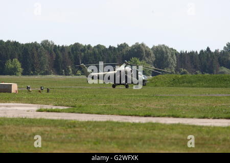 Pruszcz Gdanski, Polen 4. Juni 2016 Luftfahrtmesse in der 49. Air Base in Pruszcz Gdanski. Militärische Ausrüstung, Flugzeuge und Hubschrauber wurden auf der Messe gezeigt. Der wichtigste Punkt wurde von der U.S. Air Force Boeing AH-64 Apache Hubschrauber landen. Bildnachweis: Michal Fludra/Alamy Live-Nachrichten Stockfoto