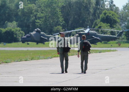Pruszcz Gdanski, Polen 4. Juni 2016 Luftfahrtmesse in der 49. Air Base in Pruszcz Gdanski. Militärische Ausrüstung, Flugzeuge und Hubschrauber wurden auf der Messe gezeigt. Der wichtigste Punkt wurde von der U.S. Air Force Boeing AH-64 Apache Hubschrauber landen. Bildnachweis: Michal Fludra/Alamy Live-Nachrichten Stockfoto