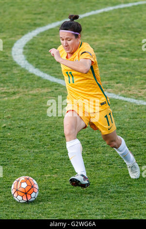 Ballarat. 4. Juni 2016. LISA DE VANNA (11) von Australien läuft mit dem Ball während einer internationalen Freundschaftsspiel zwischen der australischen Matildas und der New Zealand Football Farne als Teil des Teams Vorbereitung für die Olympischen Spiele in Rio im Morshead Park in Ballarat. Sydney Low/Cal-Sport-Medien. Bildnachweis: Csm/Alamy Live-Nachrichten Stockfoto