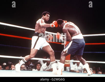 Datei - Datei Bild datiert 30. September 1975 zeigt U.S. Boxer Muhammad Ali (L) schlagen den Kopf seines Gegners Joe Frazier während ihres Kampfes in Manila, Philippinen. Cassius Clay geboren, starb Boxlegende Muhammad Ali, genannt "The Greatest" am 3. Juni 2016 in Phoenix, Arizona, USA, im Alter von 74, sagte ein Sprecher der Familie. Foto: Dpa Stockfoto