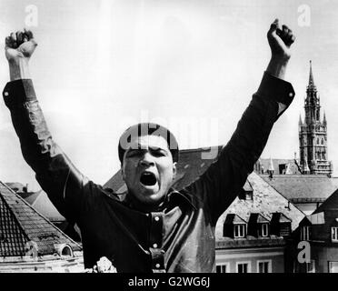 Datei - Datei Bild datiert 18. Mai 1976 zeigt U.S. Boxer Muhammad Ali Gähnen im Dachgarten des Hotels Bayerischer Hof vor seinem Kampf gegen Dunn am 25 Mai in München. Cassius Clay geboren, starb Boxlegende Muhammad Ali, genannt "The Greatest" am 3. Juni 2016 in Phoenix, Arizona, USA, im Alter von 74, sagte ein Sprecher der Familie. Foto: Klaus-Dieter Heirler/dpa Stockfoto