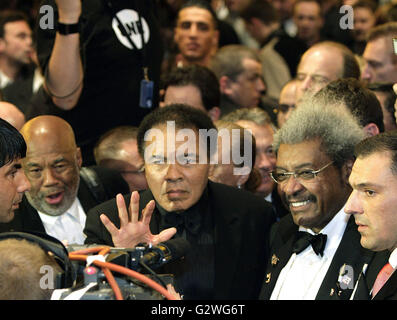 Datei - datiert eine Datei Bild 17. Dezember 2005 zeigt uns die Box-Legende Muhammad Ali (C) und Box-Promoter Don King (2-R) Ankunft in der Max-Schmeling-Halle in Berlin, Deutschland. Cassius Clay geboren, starb Boxlegende Muhammad Ali, genannt "The Greatest" am 3. Juni 2016 in Phoenix, Arizona, USA, im Alter von 74, sagte ein Sprecher der Familie. Foto: PEER GRIMM/dpa Stockfoto