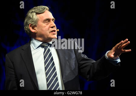 Hay-on-Wye, Wales, UK. 4. Juni 2016. Gordon Brown ehemalige Premierminister des Vereinigten Königreichs sprechen auf der Bühne Hay Festival 2016 Credit: Jeff Morgan/Alamy Live News Stockfoto