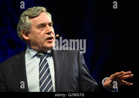 Hay-on-Wye, Wales, UK. 4. Juni 2016. Gordon Brown ehemalige Premierminister des Vereinigten Königreichs sprechen auf der Bühne Hay Festival 2016 Credit: Jeff Morgan/Alamy Live News Stockfoto