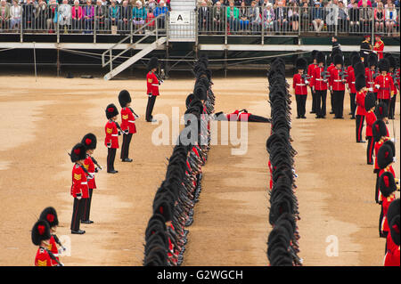 London, UK. 4. Juni 2016. Ehrenamtlicher Oberst der Coldstream Guards, General Sir James Bucknall, nimmt den Salute und inspiziert die Parade in diesem Jahr des Oberst Review, die letzte öffentliche Parade Generalprobe vor der Königin Geburtstag Parade, die am zweiten Samstag im Juni anlässlich der offiziellen Geburtstag ihrer Majestät stattfindet.   Ein Gardist bricht aus der Linie während der Parade. © LondonView/Alamy Live-Nachrichten. Bildnachweis: LondonView/Alamy Live-Nachrichten Stockfoto