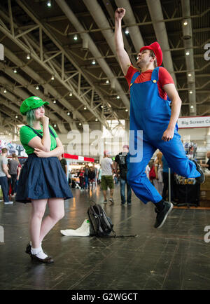 Hannover, Deutschland. 4. Juni 2016. Ein Mann und eine Frau, gekleidet wie die Charaktere Luigi (L) und Mario von Nintendo Videospiele auf der MCM-Comic-Con in Hannover, 4. Juni 2016 darstellen. Ausstellern, Stars und Fans treffen sich für die Veranstaltung vom 04 bis 5. Juni 2016 stattfinden. Foto: SEBASTIAN GOLLNOW/Dpa/Alamy Live News Stockfoto