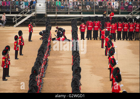 London, UK. 4. Juni 2016. Ehrenamtlicher Oberst der Coldstream Guards, General Sir James Bucknall, nimmt den Salute und inspiziert die Parade in diesem Jahr des Oberst Review, die letzte öffentliche Parade Generalprobe vor der Königin Geburtstag Parade, die am zweiten Samstag im Juni anlässlich der offiziellen Geburtstag ihrer Majestät stattfindet.   Ein Gardist bricht aus der Linie während der Parade und wird sofort zu besucht. © LondonView/Alamy Live-Nachrichten. Bildnachweis: LondonView/Alamy Live-Nachrichten Stockfoto