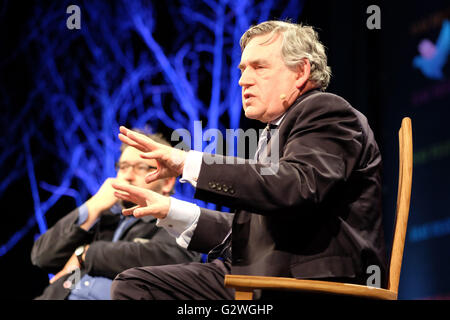 Hay-Festival, Wales, UK - Samstag, 4. Juni 2016 - Gordon Brown ehemalige Premierminister Gespräche auf der Bühne das Hay-Festival in einer Veranstaltung mit dem Titel "Britain in Europa" sprechen über internationale Zusammenarbeit vor dem EU-Referendum am 23. Juni. Auf der Bühne mit dem Direktor der Hay Festival Peter Florenz. Stockfoto