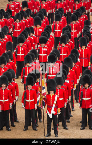 London, UK. 4. Juni 2016. Ehrenamtlicher Oberst der Coldstream Guards, General Sir James Bucknall, nimmt den Salute und inspiziert die Parade in diesem Jahr des Oberst Review, die letzte öffentliche Parade Generalprobe vor der Königin Geburtstag Parade, die am zweiten Samstag im Juni anlässlich der offiziellen Geburtstag ihrer Majestät stattfindet. Die Queen Geburtstag Parade, besser bekannt als Trooping the Colour, ist, wenn die Königin Farbe "" vor ihrer Majestät der Königin und die königlichen Colonels marschierten ist. Dieses Jahr fällt die Ehre, Nr. 7 Company of The Coldstream Guards. © LondonView/Alamy Live Ne Stockfoto