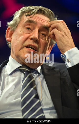 Hay-on-Wye, Wales, UK. 4. Juni 2016. Gordon Brown ehemalige Premierminister des Vereinigten Königreichs sprechen auf der Bühne Hay Festival 2016 Credit: Jeff Morgan/Alamy Live News Stockfoto