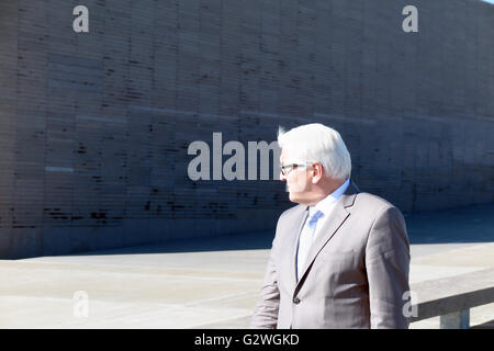 Buenos Aires, Argentinien. 3. Juni 2016. Bundesaußenminister Frank-Walter Steinmeier besucht den Parque De La Memoria (Park der Erinnerung) in Buenos Aires, Argentinien, 3. Juni 2016. Mehrere Dutzend deutsche Staatsangehörige und Menschen deutscher Abstammung gehörten zu den bis zu 30.000 Menschen getötet in Argentinien zwischen 1976 und 1983. Foto: JUAN GARFF/Dpa/Alamy Live News Stockfoto