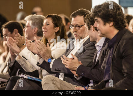 Barcelona, Katalonien, Spanien. 4. Juni 2016. Spanien ist Ministerpräsident MARIANO RAJOY handeln applaudiert während der Präsentation von der PP-Wahlprogramm in Barcelona für die kommenden spanischen Parlamentswahlen am Juni 26 Credit: Matthias Oesterle/ZUMA Draht/Alamy Live News Stockfoto