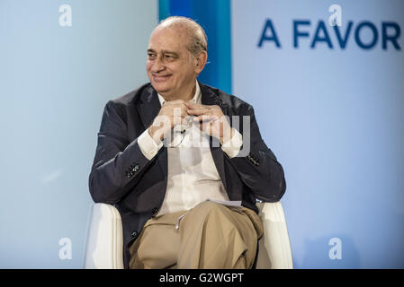 Barcelona, Katalonien, Spanien. 4. Juni 2016. Spanien der Minister des Innern JORGE FERNANDEZ DIAZ handeln spricht während der Präsentation von der PP-Wahlprogramm in Barcelona für die kommenden spanischen Parlamentswahlen am Juni 26 Credit: Matthias Oesterle/ZUMA Draht/Alamy Live News Stockfoto