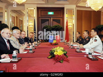 Singapur, Vorsitzender des NATO-Militärausschusses Petr Pavel (2. L) in Singapur. 4. Juni 2016. Admiral Sun Jianguo (1. R), stellvertretender Leiter der zentralen Militärkommission der gemeinsamen Personal Abteilung von Chinas trifft sich mit Vorsitzender des NATO militärischen Ausschusses Petr Pavel (2. L) in Singapur, am 4. Juni 2016. © Dahin Chih Wey/Xinhua/Alamy Live-Nachrichten Stockfoto