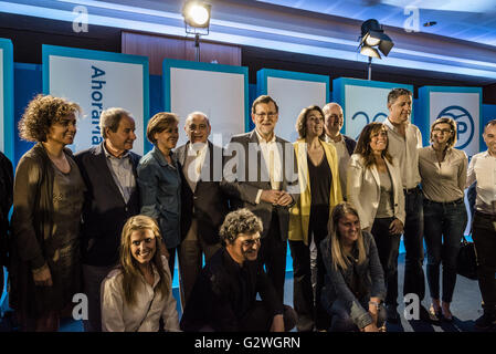 Barcelona, Katalonien, Spanien. 4. Juni 2016. Spanien ist Ministerpräsident MARIANO RAJOY unter Parteigenossen handeln, nach die Präsentation der PP Wahlen programmieren in Barcelona für die kommenden spanischen Parlamentswahlen am Juni 26 Credit: Matthias Oesterle/ZUMA Draht/Alamy Live News Stockfoto