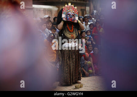 Lalitpur, Nepal. 4. Juni 2016. Eine nepalesische Person gekleidet wie eine Gottheit, die Vermittlung von seiner Maske vor Durchführung einer maskierten Tanzes anlässlich Bagh Bhairab-Festival, das einmal in zwölf Jahren in Patan Durbar Square, ein UNESCO-Weltkulturerbe in Lalitpur, Nepal auf Samstag, 4. Juni 2016 gefeiert wird. Bagh Bhairab ist auch bekannt als die Hütergottheit der Kirtipur ist einer der ältesten Newari Gemeinschaft Siedlungen in Nepal. Bildnachweis: Skanda Gautam/ZUMA Draht/Alamy Live-Nachrichten Stockfoto