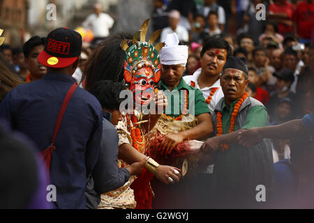 Lalitpur, Nepal. 4. Juni 2016. Eine nepalesische Person gekleidet wie eine Gottheit bekommt Schafe Blut als Opfergabe an die Götter anlässlich Bagh Bhairab Festival trinkfertig in Patan Durbar Square, ein UNESCO-Weltkulturerbe in Lalitpur, Nepal auf Samstag, 4. Juni 2016 einmal in zwölf Jahren gefeiert wird. Bagh Bhairab ist auch bekannt als die Hütergottheit der Kirtipur ist einer der ältesten Newari Gemeinschaft Siedlungen in Nepal. Bildnachweis: Skanda Gautam/ZUMA Draht/Alamy Live-Nachrichten Stockfoto