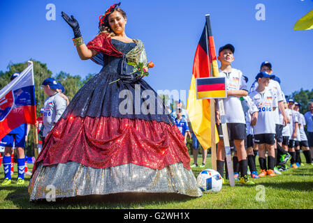 Lübeck-Schlutup, Deutschland. 4. Juni 2016. Filiz Koc in schwarz rot und gold Deutschland dress mit der Jugend E-Team des SV Dassow auf die Fußball-Stellplatz in Lübeck-Schlutup, Deutschland, 4. Juni 2016. -Modelle tragen Kleider in den Nationalfarben der teilnehmenden Teams präsentierten sich am Turnier. Die Ballkleider sind vom Designer Offenborn. Foto: JENS BÜTTNER/DPA/Alamy Live-Nachrichten Stockfoto