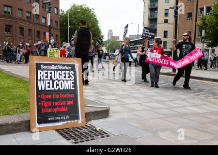 Bristol, UK. 4. Juni 2016. Pro Flüchtling und gegen Sparpolitik Gruppe, Flüchtlinge willkommen, friedlich marschieren die Straßen Credit: Rob Hawkins/Alamy Live News Stockfoto