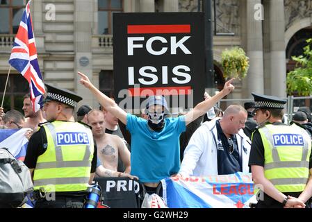 Glasgow, Schottland, Großbritannien. 04. Juni 2016. Anhänger der Schottischen Defence League hielt eine Demonstration in der George Square, Glasgow, die eine große Anwesenheit der Polizei gefordert. Eine Gegendemonstration von verschiedenen gewerkschaftlichen Gruppen und linken anti-Nazi-Lobbyisten waren auch auf dem Platz im Herzen der Stadt. Stockfoto