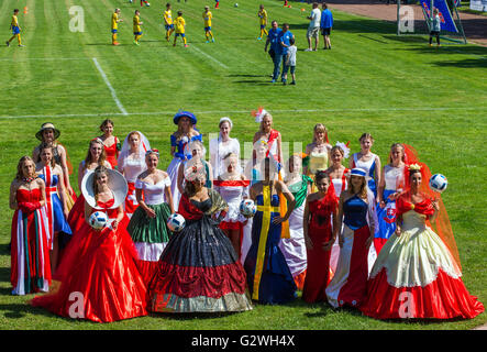 Lübeck-Schlutup, Deutschland. 4. Juni 2016. Filiz Koc (c) in schwarz-rot-Gold Deutschland dress mit anderen Modellen in Kleidern auf dem Fußballplatz in Lübeck-Schlutup, Deutschland, 4. Juni 2016. -Modelle tragen Kleider in den Nationalfarben der Euro 2016 teilnehmenden Teams präsentierten sich am Turnier. Die Ballkleider sind vom Designer Offenborn. Foto: JENS BÜTTNER/DPA/Alamy Live-Nachrichten Stockfoto