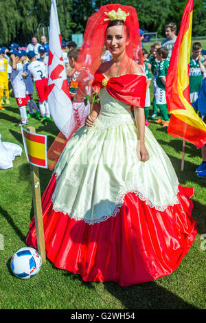 Lübeck-Schlutup, Deutschland. 4. Juni 2016. Vanessa Behnke trägt ein Kleid im spanischen Nationalfarben auf die Fußball-Stellplatz in Lübeck-Schlutup, Deutschland, 4. Juni 2016. -Modelle tragen Kleider in den Nationalfarben der Euro 2016 Teams präsentierten sich am Turnier. Die Ballkleider sind vom Designer Offenborn. Foto: JENS Büttner/DPA/Alamy Live-Nachrichten Stockfoto