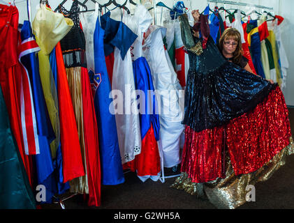 Lübeck-Schlutup, Deutschland. 4. Juni 2016. Manuela Offenborn Sortierung der schwarz-rot-Gold Deutschland dress vor dem Start ein Fußball-Wettbewerb in Lübeck-Schlutup, Deutschland, 4. Juni 2016. -Modelle tragen Kleider in den Nationalfarben der Euro 2016 teilnehmenden Teams präsentierten sich am Turnier. Die Ballkleider sind vom Designer Offenborn. Foto: JENS BÜTTNER/DPA/Alamy Live-Nachrichten Stockfoto