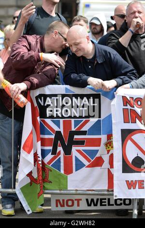 Glasgow, Schottland. 4. Juni 2016. Unterstützer des schottischen Kaitseliit Demonstration eine in George Square, Glasgow, die eine großen Polizeipräsenz gefordert. Eine Zähler-Demonstration von verschiedenen union Gruppen und linke Anti-Nazi-Lobbyisten wurden auch auf dem Platz im Herzen der Stadt. Alamy Live-Nachrichten Stockfoto