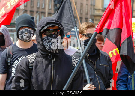 Glasgow, Schottland. 4. Juni 2016. Die schottischen Kaitseliit Kundgebung eine in George Square, Glasgow, die Einwanderung zu protestieren. Eine Theke Demonstration fand von den Anhängern der Einwanderung und Migranten und die beiden Gruppen wurden von einer großen Anzahl von Polizeibeamten auseinander gehalten. Bildnachweis: Findlay/Alamy Live-Nachrichten Stockfoto