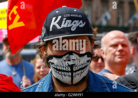 Glasgow, Schottland. 4. Juni 2016. Die schottischen Kaitseliit Kundgebung eine in George Square, Glasgow, die Einwanderung zu protestieren. Eine Theke Demonstration fand von den Anhängern der Einwanderung und Migranten und die beiden Gruppen wurden von einer großen Anzahl von Polizeibeamten auseinander gehalten. Bildnachweis: Findlay/Alamy Live-Nachrichten Stockfoto