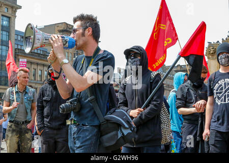 Glasgow, Schottland. 4. Juni 2016. Die schottischen Kaitseliit Kundgebung eine in George Square, Glasgow, die Einwanderung zu protestieren. Eine Theke Demonstration fand von den Anhängern der Einwanderung und Migranten und die beiden Gruppen wurden von einer großen Anzahl von Polizeibeamten auseinander gehalten. Bildnachweis: Findlay/Alamy Live-Nachrichten Stockfoto