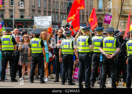Glasgow, Schottland. 4. Juni 2016. Die schottischen Kaitseliit Kundgebung eine in George Square, Glasgow, die Einwanderung zu protestieren. Eine Theke Demonstration fand von den Anhängern der Einwanderung und Migranten und die beiden Gruppen wurden von einer großen Anzahl von Polizeibeamten auseinander gehalten. Bildnachweis: Findlay/Alamy Live-Nachrichten Stockfoto