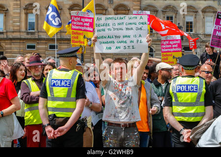 Glasgow, Schottland. 4. Juni 2016. Die schottischen Kaitseliit Kundgebung eine in George Square, Glasgow, die Einwanderung zu protestieren. Eine Theke Demonstration fand von den Anhängern der Einwanderung und Migranten und die beiden Gruppen wurden von einer großen Anzahl von Polizeibeamten auseinander gehalten. Bildnachweis: Findlay/Alamy Live-Nachrichten Stockfoto
