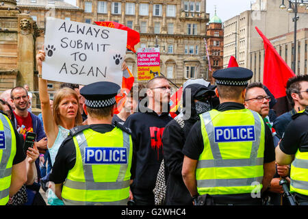 Glasgow, Schottland. 4. Juni 2016. Die schottischen Kaitseliit Kundgebung eine in George Square, Glasgow, die Einwanderung zu protestieren. Eine Theke Demonstration fand von den Anhängern der Einwanderung und Migranten und die beiden Gruppen wurden von einer großen Anzahl von Polizeibeamten auseinander gehalten. Bildnachweis: Findlay/Alamy Live-Nachrichten Stockfoto