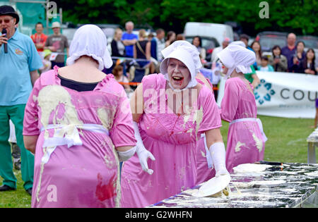 Coxheath, Kent, England, 4. Juni 2016. Von vier Mannschaften bei den offiziellen Welt Custard Pie Meisterschaft 2016 in das Dorf Coxheath in der Nähe von Maidstone, Kent. Begonnen im Jahr 1967 von Stadtrat Mike FitzGerald als ein Weg, um Geld für die Dorfhalle, ist die Veranstaltung eine internationale sportliche Befestigung mit einem Team aus Japan gewinnen im Jahr 2015 geworden. http://www.worldcustardpiechampionship.Co.UK/ Kredit: PjrNews/Alamy Live News Stockfoto