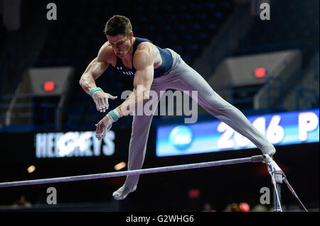 Hartford, Connecticut, USA. 3. Juni 2016. CHRIS BROOKS konkurriert am Reck in der ersten Runde des Wettbewerbs von der P & G Gymnastik-Meisterschaften im XL Center in Hartford, Connecticut. BROOKS beendete die Nacht auf dem dritten Platz. Bildnachweis: Amy Sanderson/ZUMA Draht/Alamy Live-Nachrichten Stockfoto