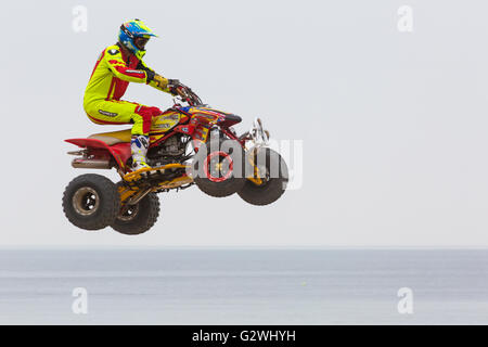 Bournemouth, UK vom 4. Juni 2016. Die australische Stunt Driver Kangaroo Kid (Matt Coulter) und Sidekick Paul Hannam führen ihre Stunts am Strand von Bournemouth am zweiten Tag der Bournemouth Räder Festival. Quad Bike Sprung hoch in die Luft. Credit: Carolyn Jenkins/Alamy leben Nachrichten Stockfoto