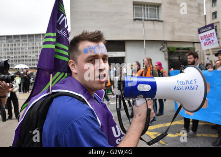 Westminster, London, UK. 4. Juni 2016. NHS Krankenschwestern inszenieren eine Demonstration gegen die Kürzungen für das Stipendium und deren Ersatz Stockfoto