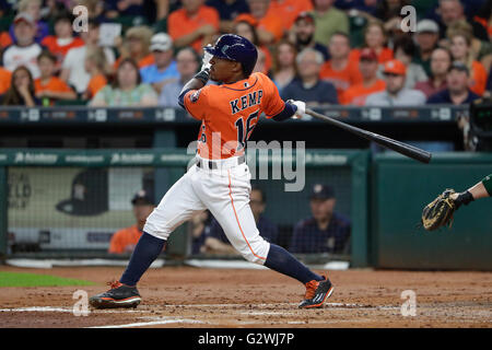 Houston, TX, USA. 3. Juni 2016. Houston Astros verließ Fielder Tony Kemp (16) Dreibettzimmer während der Major League Baseball Game zwischen den Oakland Athletics und den Houston Astros im Minute Maid Park in Houston, TX. Die Astros besiegte der A 12-2 Tim Warner/CSM/Alamy Live News Stockfoto