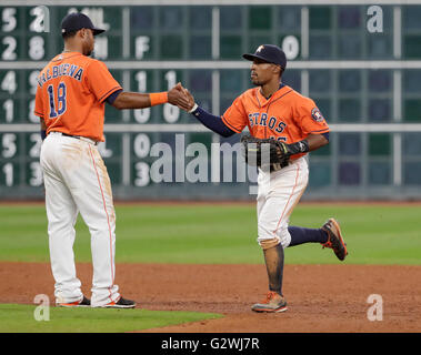 Houston, TX, USA. 3. Juni 2016. Houston Astros linker Feldspieler Tony Kemp (16) feiert mit Houston Astros dritte Baseman Luis Valbuena (18) nach dem Hauptliga-Baseball-Spiel zwischen den Oakland Athletics und den Houston Astros im Minute Maid Park in Houston, Texas. Die Astros besiegte der A 12-2 Tim Warner/CSM/Alamy Live News Stockfoto