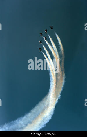 Schönefeld, Deutschland. 4. Juni 2016. Swiss aerobatic Squadron Patrouille Suisse mit ihren Fähigkeiten am letzten Tag der ILA Berlin Air Show in Schönefeld, Deutschland, 4. Juni 2016. Foto: WOLFGANG KUMM/DPA/Alamy Live-Nachrichten Stockfoto