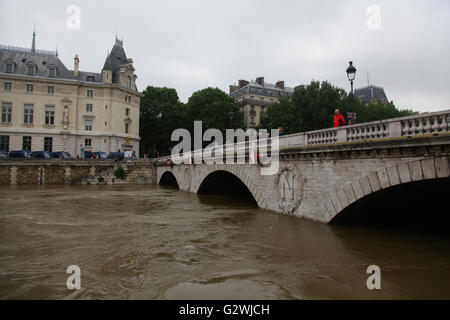 Paris, Frankreich, 4. Juni 2016. Pont au Change fällt fast unter den Fluten des Flusses Seine in Paris. Bildnachweis: Monica Linzmeier/Alamy Live-Nachrichten Stockfoto