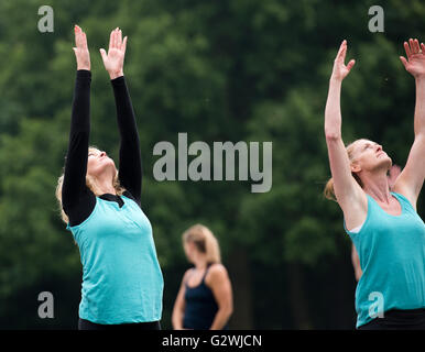 Brentwood, Essex, UK, 4. Juni 2016, Sonnengebet an Masse Yogathon zugunsten der Geist Credit: Ian Davidson/Alamy Live News Stockfoto