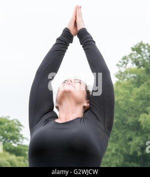 Brentwood, Essex, UK, 4. Juni 2016, Sonnengebet an Masse Yogathon zugunsten der Geist Credit: Ian Davidson/Alamy Live News Stockfoto