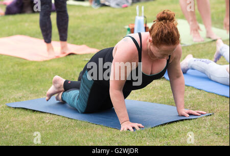 Brentwood, Essex, UK, 4. Juni 2016, Sonnengebet an Masse Yogathon zugunsten der Geist Credit: Ian Davidson/Alamy Live News Stockfoto